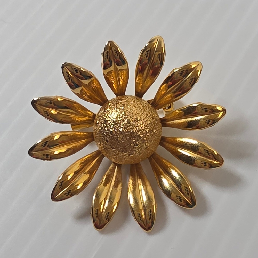 Unbranded Flower Brooch OS Gold Excellent Vintage Daisy Pin